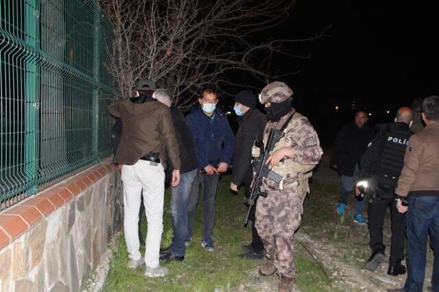Elindeki tüfekle korku dolu anlar yaşatan genç, 2 saat sonra etkisiz hale getirildi Elindeki tüfekle korku dolu anlar yaşatan genç, 2 saat sonra etkisiz hale getirildi