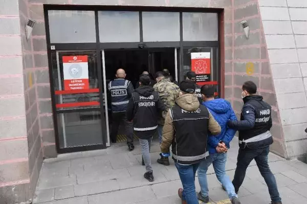 Son dakika haberleri | ESKİŞEHİR Eskişehir merkezli 4 ilde uyuşturucu operasyonu; Uyuşturucuları ses sistemine gizlemişler Son dakika haberleri | ESKİŞEHİR Eskişehir merkezli 4 ilde uyuşturucu operasyonu; Uyuşturucuları ses sistemine gizlemişler