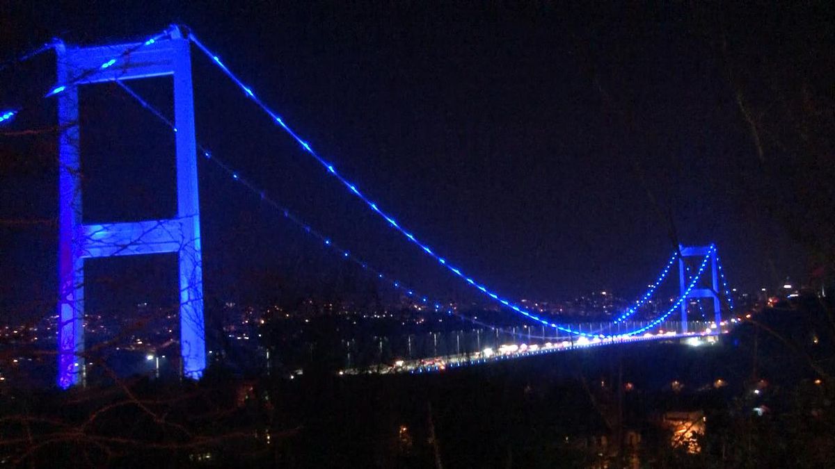Fatih Sultan Mehmet Köprüsü, 'Dünya Otizm Farkındalık' gününde maviye büründü