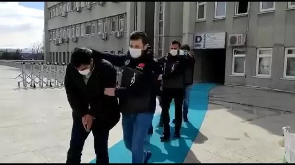 FETÖ yalanıyla kadına evini sattıran 3 kişi yakalandı FETÖ yalanıyla kadına evini sattıran 3 kişi yakalandı