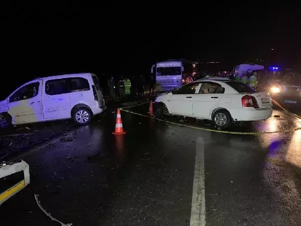 Gaziantep'te otomobil ile hafif ticari araç çarpıştı; 2 ölü, 10 yaralı Gaziantep'te otomobil ile hafif ticari araç çarpıştı; 2 ölü, 10 yaralı