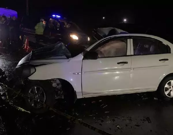 Gaziantep'te otomobil ile hafif ticari araç çarpıştı; 2 ölü, 10 yaralı Gaziantep'te otomobil ile hafif ticari araç çarpıştı; 2 ölü, 10 yaralı