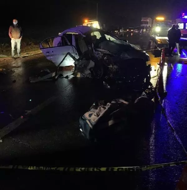 Gaziantep'te otomobil ile hafif ticari araç çarpıştı; 2 ölü, 10 yaralı Gaziantep'te otomobil ile hafif ticari araç çarpıştı; 2 ölü, 10 yaralı