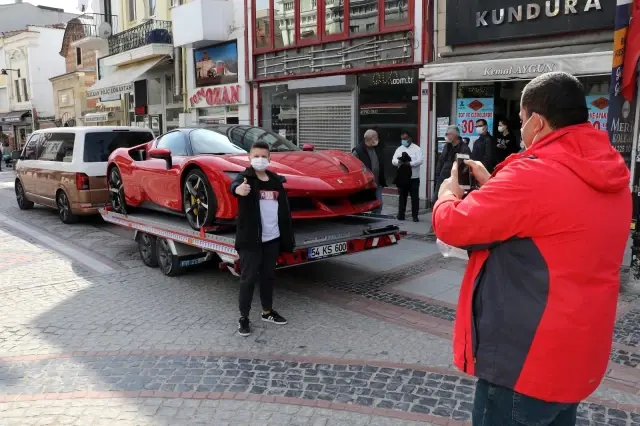 AK Partili vekilin lüks arabasını gören Edirneliler fotoğraf çektirmek için birbirleriyle yarıştı AK Partili vekilin lüks arabasını gören Edirneliler fotoğraf çektirmek için birbirleriyle yarıştı