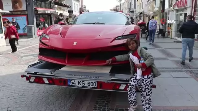 AK Partili vekilin lüks arabasını gören Edirneliler fotoğraf çektirmek için birbirleriyle yarıştı AK Partili vekilin lüks arabasını gören Edirneliler fotoğraf çektirmek için birbirleriyle yarıştı
