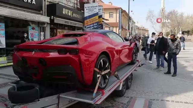 AK Partili vekilin lüks arabasını gören Edirneliler fotoğraf çektirmek için birbirleriyle yarıştı AK Partili vekilin lüks arabasını gören Edirneliler fotoğraf çektirmek için birbirleriyle yarıştı
