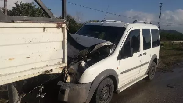 Son dakika gündem: Hafif ticari araç, kamyonete çarptı: 1 ölü, 2 yaralı Son dakika gündem: Hafif ticari araç, kamyonete çarptı: 1 ölü, 2 yaralı