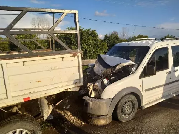 Son dakika gündem: Hafif ticari araç, kamyonete çarptı: 1 ölü, 2 yaralı Son dakika gündem: Hafif ticari araç, kamyonete çarptı: 1 ölü, 2 yaralı