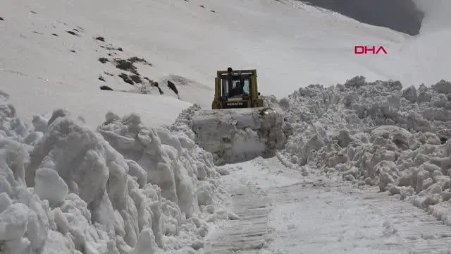 HAKKARİ Yüksekova'da nisanda 7 metre karla mücadele