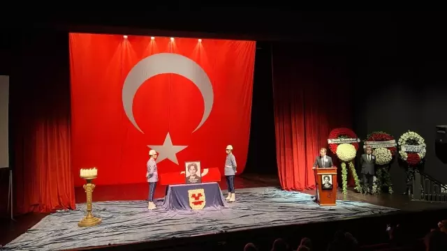 Handan Ertuğrul için Muhsin Ertuğrul Sahnesi'nde bir tören düzenlendi Handan Ertuğrul için Muhsin Ertuğrul Sahnesi'nde bir tören düzenlendi