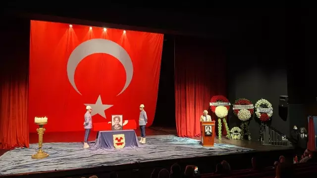Handan Ertuğrul için Muhsin Ertuğrul Sahnesi'nde bir tören düzenlendi Handan Ertuğrul için Muhsin Ertuğrul Sahnesi'nde bir tören düzenlendi