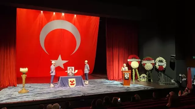 Handan Ertuğrul için Muhsin Ertuğrul Sahnesi'nde bir tören düzenlendi Handan Ertuğrul için Muhsin Ertuğrul Sahnesi'nde bir tören düzenlendi