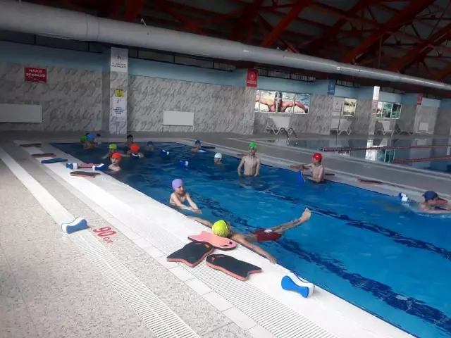 Hizan'da kursiyer öğrenciler havuzda yüzmenin keyfini yaşadı