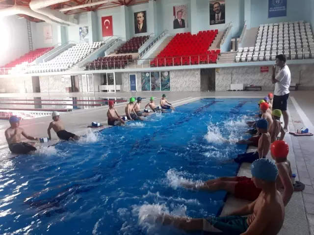 Hizan'da kursiyer öğrenciler havuzda yüzmenin keyfini yaşadı