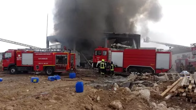 Son dakika haber... İplik fabrikasında çıkan yangın, 5 saatlik çalışmada kontrol altına alındı Son dakika haber... İplik fabrikasında çıkan yangın, 5 saatlik çalışmada kontrol altına alındı