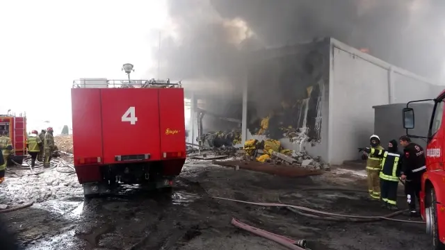 Son dakika haber... İplik fabrikasında çıkan yangın, 5 saatlik çalışmada kontrol altına alındı Son dakika haber... İplik fabrikasında çıkan yangın, 5 saatlik çalışmada kontrol altına alındı