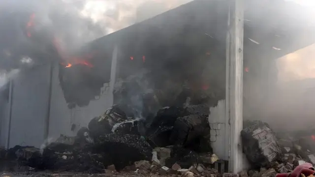 Son dakika haber... İplik fabrikasında çıkan yangın, 5 saatlik çalışmada kontrol altına alındı Son dakika haber... İplik fabrikasında çıkan yangın, 5 saatlik çalışmada kontrol altına alındı