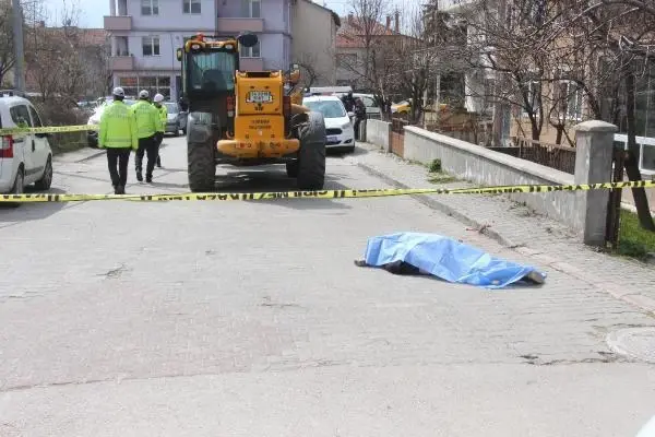 İş makinesinin altında kalıp öldü İş makinesinin altında kalıp öldü