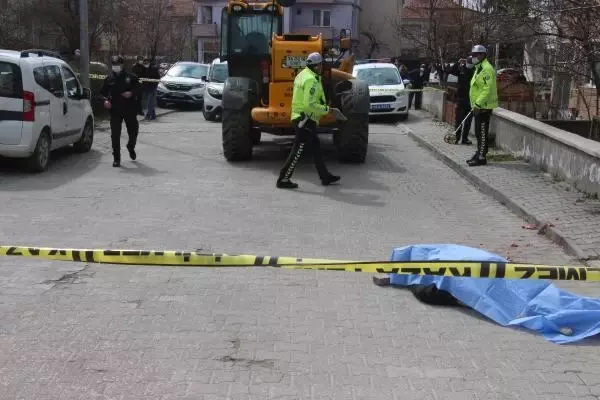 İş makinesinin altında kalıp öldü İş makinesinin altında kalıp öldü