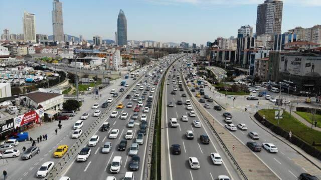 İstanbul'da hafta sonu kısıtlaması öncesi trafik yüzde 70'e ulaştı İstanbul'da hafta sonu kısıtlaması öncesi trafik yüzde 70'e ulaştı