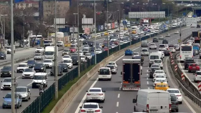 İstanbul'da hafta sonu kısıtlaması öncesi trafik yoğunluğu yüzde 70'e ulaştı İstanbul'da hafta sonu kısıtlaması öncesi trafik yoğunluğu yüzde 70'e ulaştı