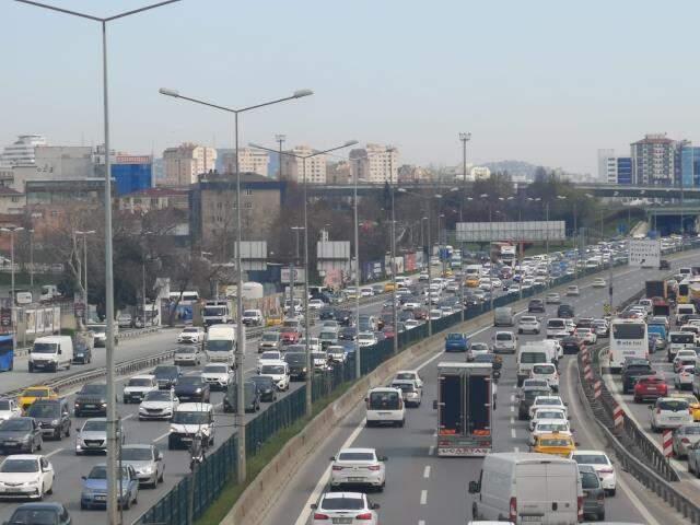İstanbul'da hafta sonu kısıtlaması öncesi trafik yüzde 70'e ulaştı İstanbul'da hafta sonu kısıtlaması öncesi trafik yüzde 70'e ulaştı