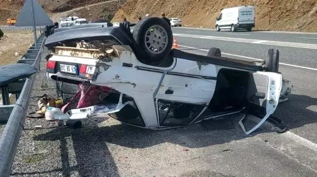 Kamyonla çarpışan otomobil ters döndü: 4 yaralı Kamyonla çarpışan otomobil ters döndü: 4 yaralı