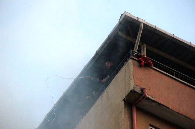 mangal yapmak icin yaktiklari ates binayi kul 3 14039080 o