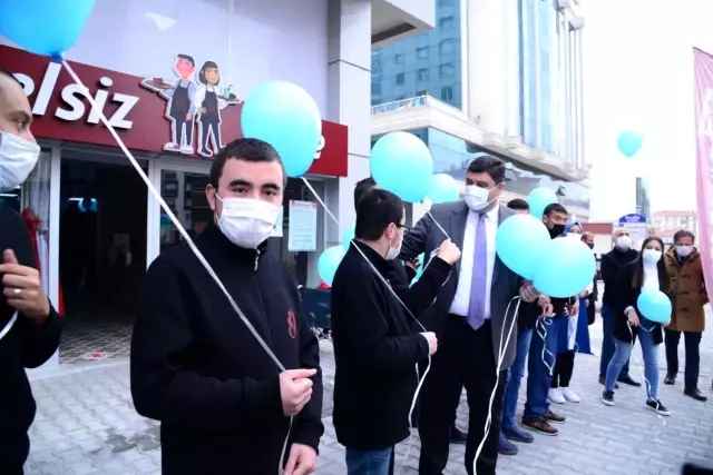 Mavi balonlar farkındalık için havalandı Mavi balonlar farkındalık için havalandı