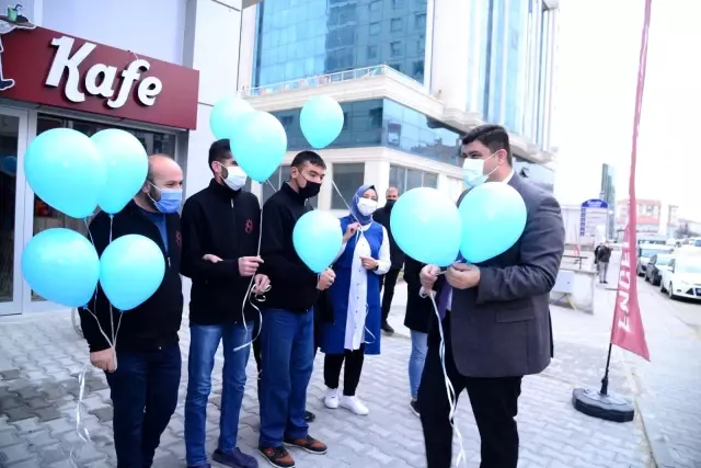 Mavi balonlar farkındalık için havalandı Mavi balonlar farkındalık için havalandı