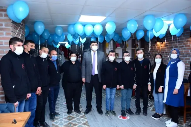 Mavi balonlar farkındalık için havalandı Mavi balonlar farkındalık için havalandı