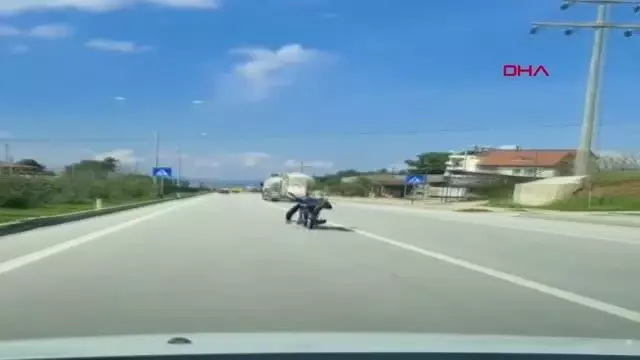 MUĞLA Üzerine uzandığı motosikleti tek eliyle kullanan sürücü yürekleri ağza getirdi MUĞLA Üzerine uzandığı motosikleti tek eliyle kullanan sürücü yürekleri ağza getirdi