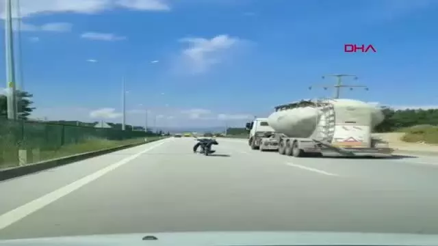 MUĞLA Üzerine uzandığı motosikleti tek eliyle kullanan sürücü yürekleri ağza getirdi MUĞLA Üzerine uzandığı motosikleti tek eliyle kullanan sürücü yürekleri ağza getirdi
