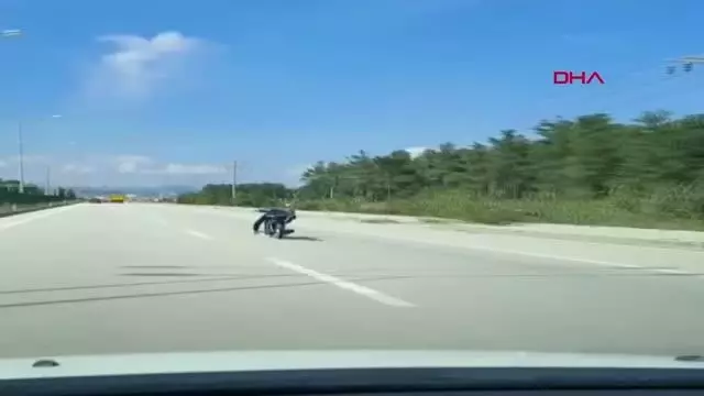 MUĞLA Üzerine uzandığı motosikleti tek eliyle kullanan sürücü yürekleri ağza getirdi MUĞLA Üzerine uzandığı motosikleti tek eliyle kullanan sürücü yürekleri ağza getirdi