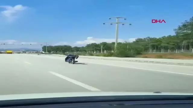 MUĞLA Üzerine uzandığı motosikleti tek eliyle kullanan sürücü yürekleri ağza getirdi MUĞLA Üzerine uzandığı motosikleti tek eliyle kullanan sürücü yürekleri ağza getirdi