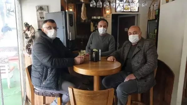 Son dakika haber | Müşterilerinin dilek notlarını biriktirdiği şişeyi kabul olsun diye denize attı Son dakika haber | Müşterilerinin dilek notlarını biriktirdiği şişeyi kabul olsun diye denize attı