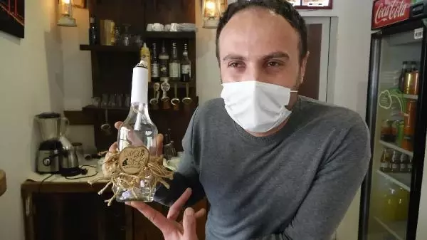Son dakika haber | Müşterilerinin dilek notlarını biriktirdiği şişeyi kabul olsun diye denize attı Son dakika haber | Müşterilerinin dilek notlarını biriktirdiği şişeyi kabul olsun diye denize attı
