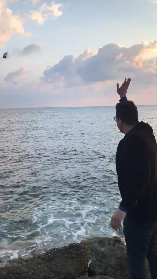 Son dakika haber | Müşterilerinin dilek notlarını biriktirdiği şişeyi kabul olsun diye denize attı Son dakika haber | Müşterilerinin dilek notlarını biriktirdiği şişeyi kabul olsun diye denize attı