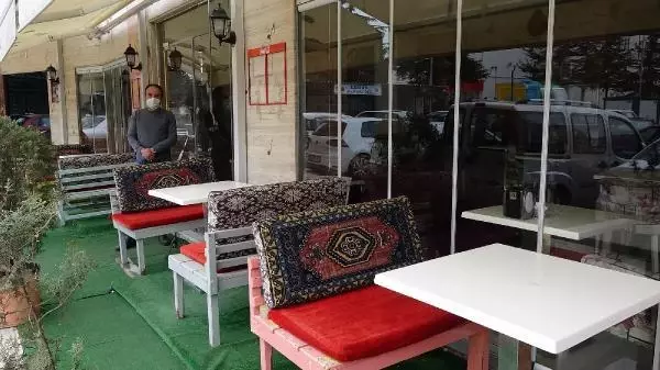 Son dakika haber | Müşterilerinin dilek notlarını biriktirdiği şişeyi kabul olsun diye denize attı Son dakika haber | Müşterilerinin dilek notlarını biriktirdiği şişeyi kabul olsun diye denize attı