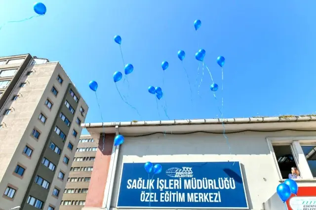 Otizm Farkındalık Günü'nde mavi balon uçurdular Otizm Farkındalık Günü'nde mavi balon uçurdular