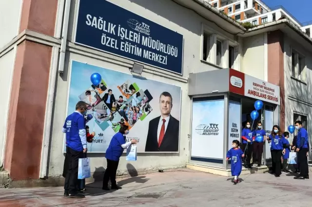 Otizm Farkındalık Günü'nde mavi balon uçurdular Otizm Farkındalık Günü'nde mavi balon uçurdular