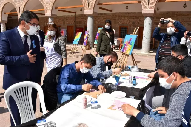 Otizmli bireyler ahşap boyama etkinliğinde buluştu