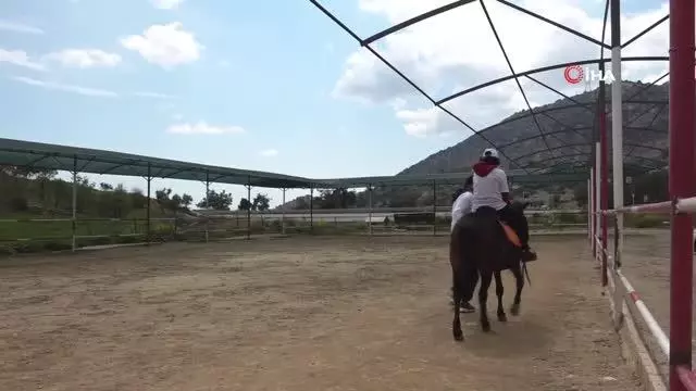 Otizmli çocuklar, ilk kez ata binmenin heyecanını yaşadı