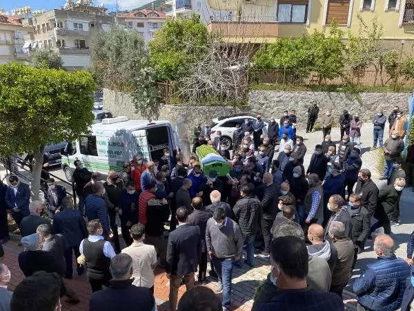 Otizmli gencin annesi, Dünya Otizmliler Günü'nde toprağa verildi Otizmli gencin annesi, Dünya Otizmliler Günü'nde toprağa verildi