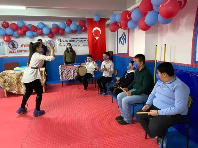 Otizmli öğrenciler havaya mavi balon bırakarak dikkat çekti Otizmli öğrenciler havaya mavi balon bırakarak dikkat çekti