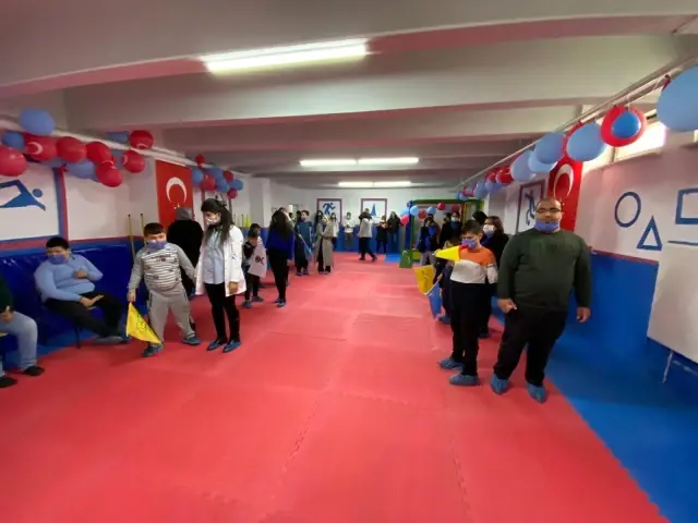 Otizmli öğrenciler havaya mavi balon bırakarak dikkat çekti Otizmli öğrenciler havaya mavi balon bırakarak dikkat çekti