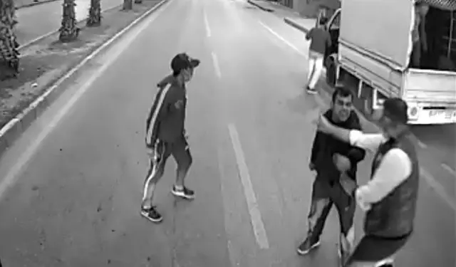 Otobüs şoförünü bıçakla tehdit eden 2 şahıs tutuklandı Otobüs şoförünü bıçakla tehdit eden 2 şahıs tutuklandı