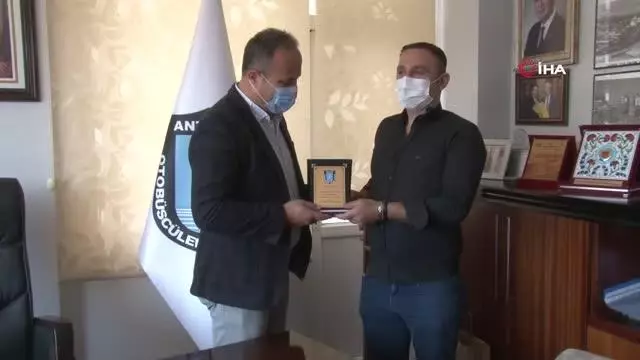 Otobüs şoförünü bıçakla tehdit eden 2 şahıs tutuklandı Otobüs şoförünü bıçakla tehdit eden 2 şahıs tutuklandı