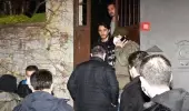 Özge Özpirinçci'nin ünlü isimlerle kutladığı doğum günü partisini polis bastı Özge Özpirinçci'nin ünlü isimlerle kutladığı doğum günü partisini polis bastı