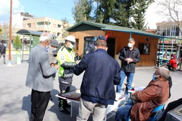 Polislerden broşürlü korona virüs uyarısı Polislerden broşürlü korona virüs uyarısı